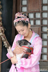 组图：张娜拉古装造型曝光 韩国甜心做可爱鬼脸