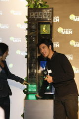 幻灯：王力宏上海出席代言活动 和粉丝分享护肤心得