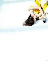 组图：童瑶阳光房温暖写真  相机女孩笑容迷人