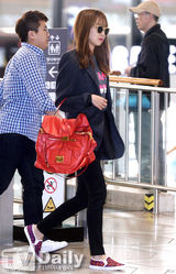 组图：韩星孔孝真赴中国出席活动 机场秀时尚