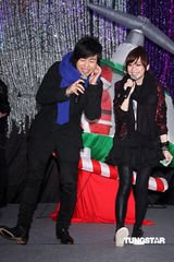 组图：王心凌胡彦斌携手开唱不惧严寒