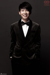 组图：快男三甲领衔跨年大片 西装衬衫扮绅士