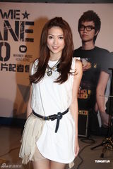 组图：Dear Jane加盟华纳 方大同薛凯琪到场支持