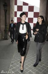 组图：袁泉黑白亮片裙清新可人引外媒追拍