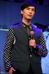 组图：严爵新辑发布会汗腺失灵 脱妆露出好皮肤