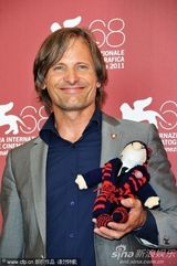 组图：《危险方法》记者会 奈特莉花裙黑超抢眼