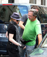 高清图：麦当娜片场霸气十足似老板 一双儿女探班