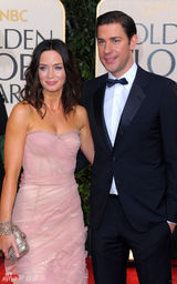 高清组图：艾米丽-布朗特携未婚夫红毯秀恩爱