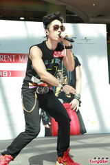 组图：吴建豪盼红馆开唱 签唱与粉丝亲密互动