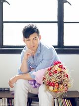 组图：严屹宽居家写真 俊美侧颜演绎文艺暖男