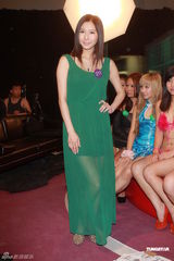 组图：特约演员性感亮相《一路向西》媒体探班