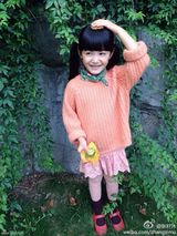 组图：童年小龙女演员超萌生活照 可爱似洋娃娃