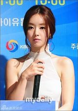 组图：洪秀儿主持棒球颁奖礼白裙尽显优雅魅力