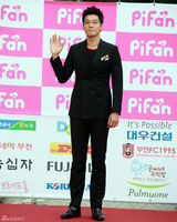 高清组图：秀爱黑礼服美艳电影节 申世京斜肩裙抢镜