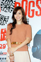 组图：侯佩岑现身台北笑容明媚长裙优雅