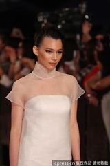 组图：金钟奖红毯纪培慧白色薄纱裙仙气十足