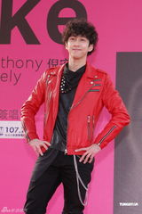 组图：倪安东陈汉典领军面包魂大队 街头发红包造势