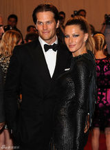 高清组图：纽约大都会庆典 吉赛尔-邦辰夫妇秀恩爱