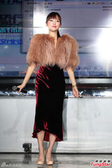 组图：金莎瘦身成功秀性感曲线欲转型