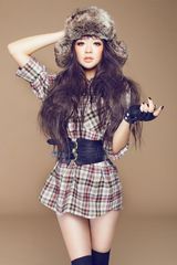 组图：星光人气选手白婧进军乐坛 变身格子控秀美腿