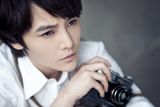 幻灯图：孙坚最新时尚大片 红色偶像演绎文艺痞男