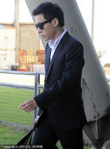 组图：霍启仁率霍家军抵南沙 坐父亲奥运车离开码头