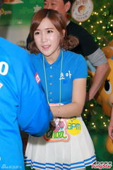 组图：Crayon Pop戴头盔现身握手会 大跳热舞