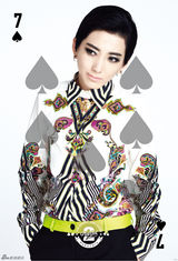 组图：刘忻宣传照曝光 穿图腾衬衫扮花美男