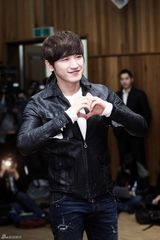 组图：韩国神话组合成员李珉宇结束兵役与粉丝见面