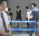 组图：孙俪穿热裤携子现身 小萌娃自推婴儿车