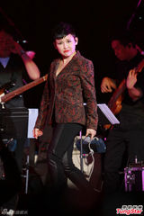 组图：张学友林忆莲献唱追忆林振强 Eason观看