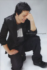 幻灯图：朴龙河生前帅气写真 阳光笑容温暖众人