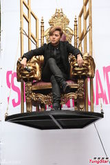 组图：罗志祥高空悬坐 与女舞伴大跳求爱舞