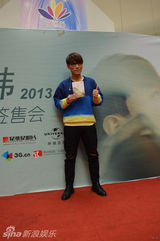 组图：杨宗纬上海签售新专辑场面温馨