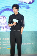 组图：《后会无期》首映发布会 韩寒牵狗走红毯