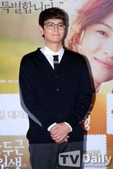 宋慧乔逃税风波后首现身 黑衣低调显憔悴