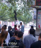 组图：小沈阳夫妇片场拍戏“大打出手”引围观