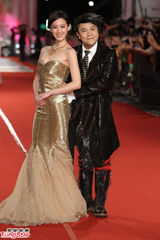 组图：蔡康永潮服亮相红毯 曾恺玹低胸露背秀性感