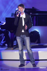 组图：香港艺术发展颁奖礼举办 周润发拥许鞍华