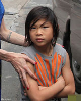 组图：茱莉带养子回越南老家 着露肩长袍简洁随意