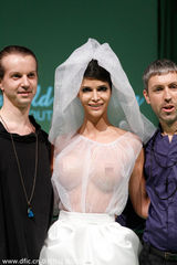 组图:德足球宝贝舍费尔半裸穿婚纱走秀性感火辣