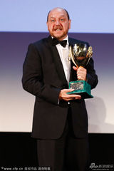 组图：瑟米斯凭《暴力小姐》获最佳男演员奖