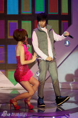 幻灯图：林俊杰分享新歌与粉丝互动 上演模仿秀