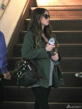 组图：梅根-福克斯挺大肚现身 爱子叼奶嘴萌呆