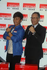 组图：方力申帅气亮相上海自称婚期随缘