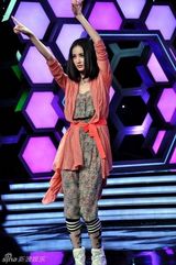 组图：张歆艺录制《大本营》特别节目展舞艺