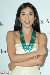 组图：杨采妮投资珠宝增值 高以翔期待能合作