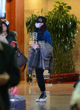 组图：刘诗诗独自潮装离京 蒙面做低头族