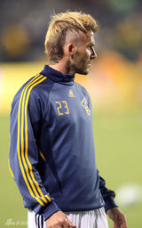 幻灯图集：贝克汉姆新发型雷人 球场下西装帅气