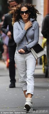 组图:杰西卡-帕克带双胞胎出游 小萝莉吐舌卖萌